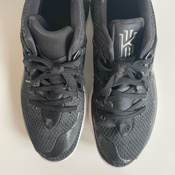 Nike Kyrie Low 2 Black/Metallic Silver - Picture 5 of 8